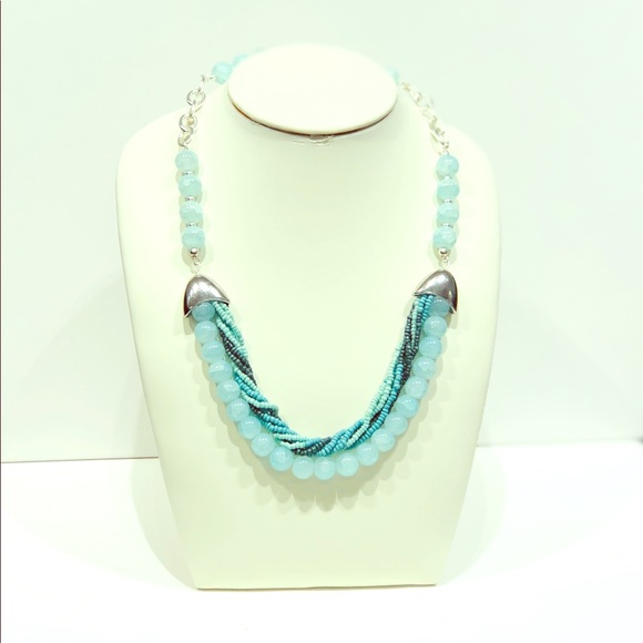 Jewelry - Aqua colored bead choker necklace